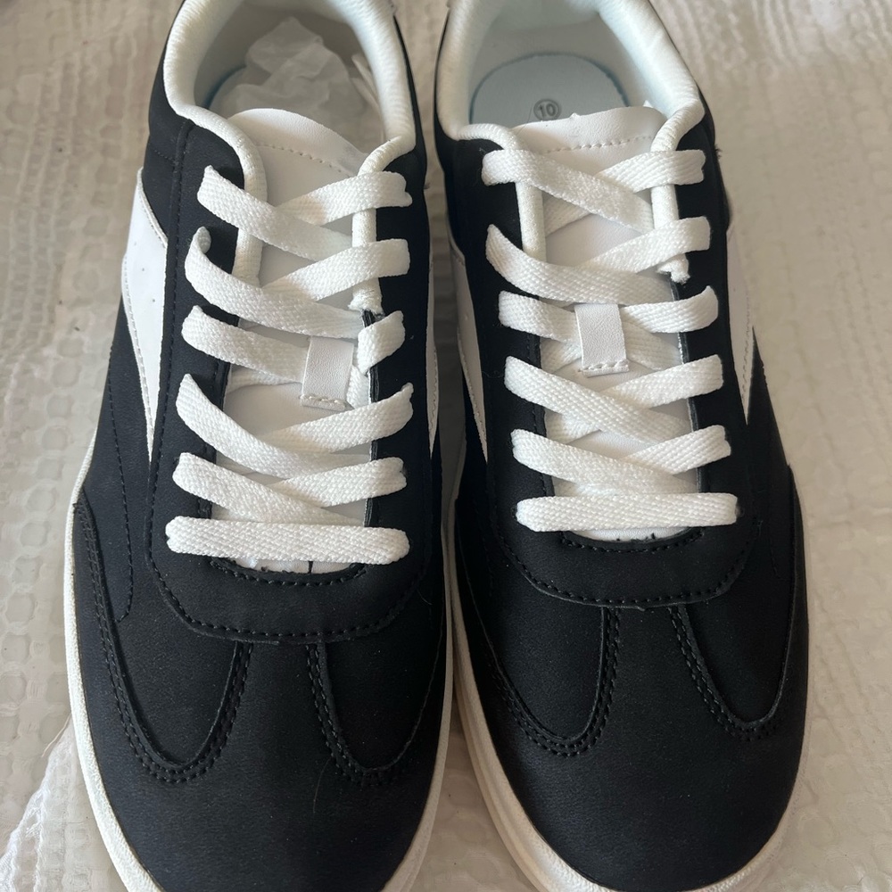 NWT's Dreamworks Black Suede and White Women’s Sneakers - Picture 4 of 4